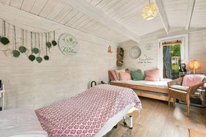 LAKESIDE LODGE- click for photo gallery